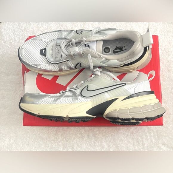 Nike V2K RUN Pure Platinum Metallic Silver Men Unisex Casual Shoes HJ4497-100 - Picture 1 of 5